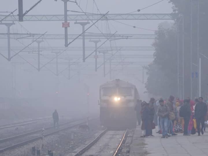 घने कोहरे के चलते ट्रेनें लेट हो रही हैं और लोगों को इस ठंड में घंटों स्टेशन पर इंतजार करना पड़ रहा है.