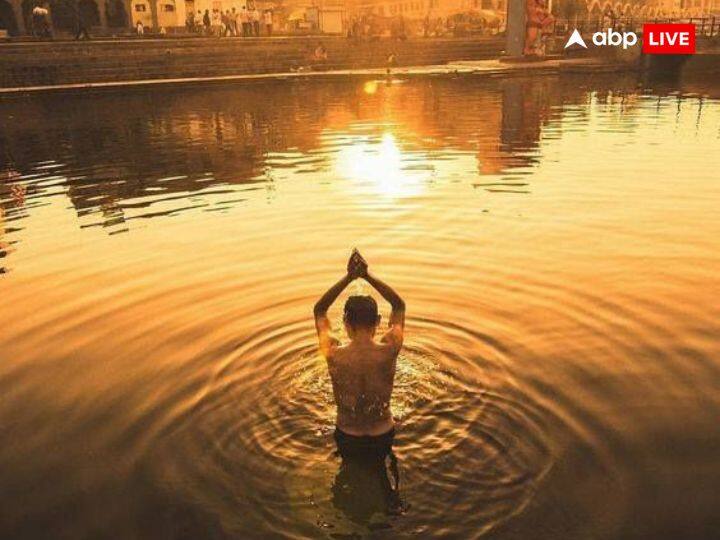 हिंदू धर्म में हर माह का अपना अलग महत्व है. माघ मास को हिंदू कैलेंडर का 11वां महीना कहा जाता है. इस महीने को बहुत पवित्र महीना माना जाता है. साल 2024 में माघ का महीना 21 जनवरी से 19 फरवरी तक रहेगा.