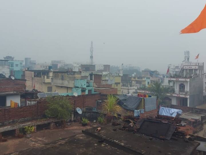 वाराणसी का न्यूनतम तापमान 13 डिग्री सेल्सियस तो अधिकतम तापमान 20 डिग्री सेल्सियस रिकार्ड किया गया.