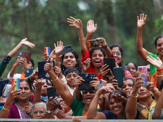 Photo: केरल में फूलों की बारिश कर हुआ पीएम मोदी का स्वागत, रैली में क्या कुछ बोले?