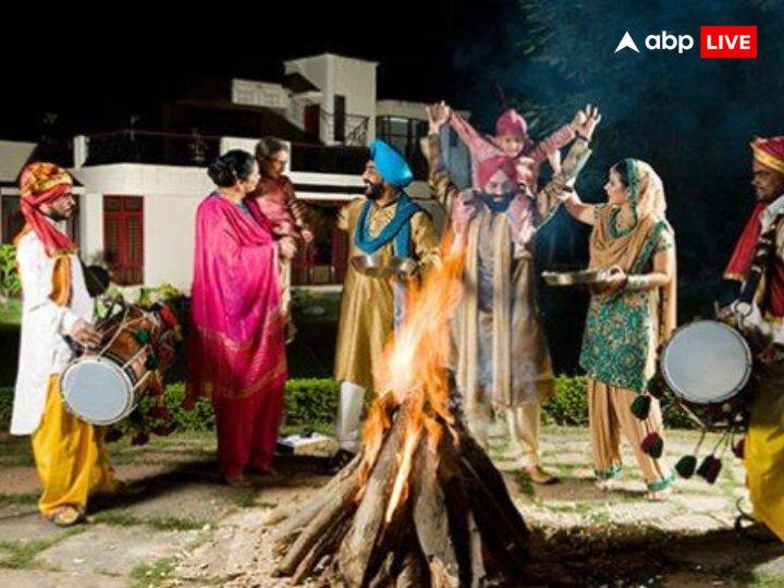 इस दिन मूंगफली और रेवड़ी और मक्का को अग्नि में डाला जाता है. लोहड़ी का पर्व मकर संक्रांति से एक दिन पहले मनाया जाता है. इस दिन पंजाब में दुल्ला भट्टी का गीत भी विशेष तौर पर गाया जाता है.