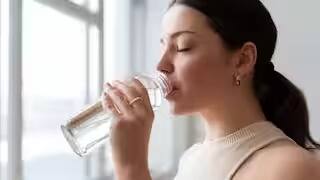 Health Tips : तुम्हीही ग्लास न धुता एकाच ग्लासातून वारंवार पाणी पिता का? वेळीच ही सवय बदला, अन्यथा... Health Tips drinking water from the same glass or bottle again and again without washing it harmful for health marathi news Health Tips : तुम्हीही ग्लास न धुता एकाच ग्लासातून वारंवार पाणी पिता का? वेळीच ही सवय बदला, अन्यथा...