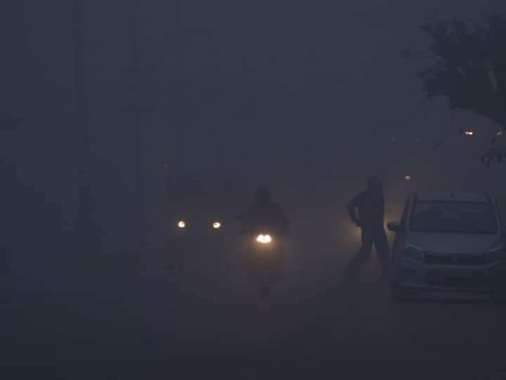 मौसम विभाग ने एडवाइजरी जारी करते हुए लोगों से अनुरोध किया है कि जरूरत हो तभी घर से बाहर निकलें.