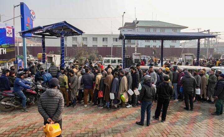 अनेक भागात पेट्रोल डिझेल मिळत नसल्याने स्कूलबसही रस्त्यावर येऊ शकल्या नाहीत.  (Photo Credit : PTI)