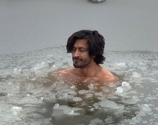 Ice Bath Benefits : सेलिब्रिटींमध्ये आइस बाथची क्रेझ, बर्फाच्या पाण्याने अंघोळ करण्याचे भन्नाट फायदे