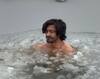 Ice Bath Benefits : सेलिब्रिटींमध्ये आइस बाथची क्रेझ, बर्फाच्या पाण्याने अंघोळ करण्याचे भन्नाट फायदे
