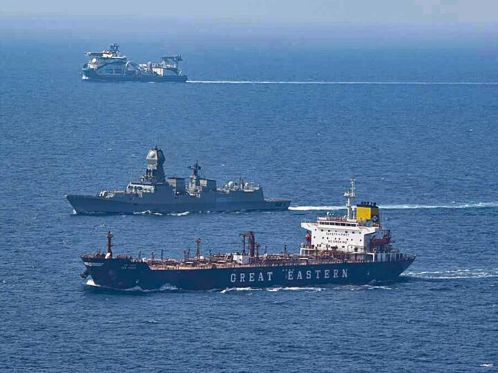 Indian Navy enhanced maritime security surveillance in Arabian Sea in view of recent attacks on merchant vessels समुद्री सुरक्षा न‍िगरानी को और मजबूत करने में जुटी भारतीय नौसेना, अरब सागर पर पैनी नजर, देखें वीडियो