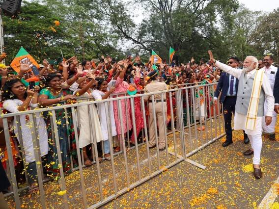 Photo: केरल में फूलों की बारिश कर हुआ पीएम मोदी का स्वागत, रैली में क्या कुछ बोले?