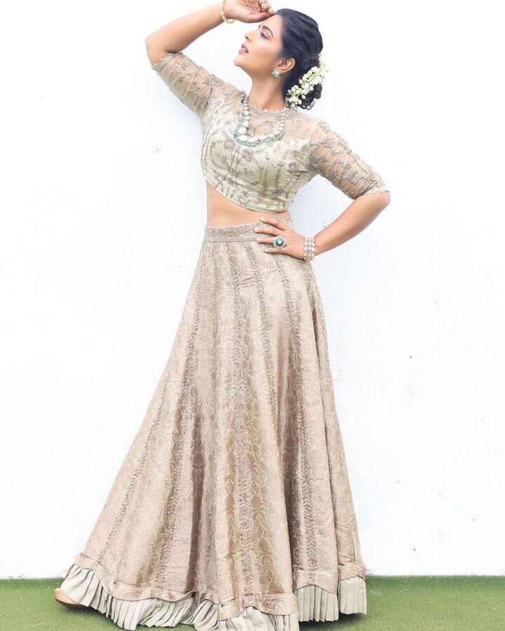 தற்போது இவர் அழகான லெஹங்கா உடையில் அசத்தலான புகைப்படங்களை பதிவிட்டுள்ளார்.