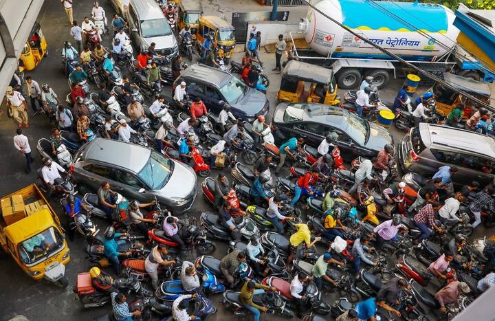 दुसरीकडे वाहतूकदारांच्या संपामुळे कृषी उत्पन्न बाजार समितीत भाजीपाल्याची आवक घटली, यामुळे भाजीपाला महाग होऊ शकतो.  (Photo Credit : PTI)