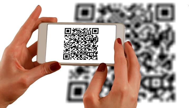 এই UPI-ATM গুলিতে QR কোড স্ক্যান করেই টাকা মিলবে। তবে তার জন্য গ্রাহকদের ফোনে UPI অ্যাপ থাকতে হবে। তাহলেই এই লেনদেন করা সম্ভব। ছবি- গেটি