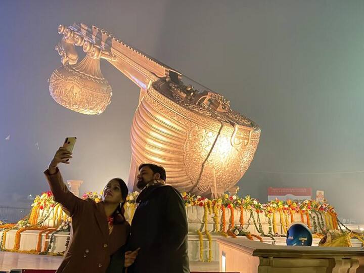 A couple from Ayodhya takes selfie at Lata Mangeshkar Chowk in Ayodhya on New Year's eve. (Photo: PTI)
