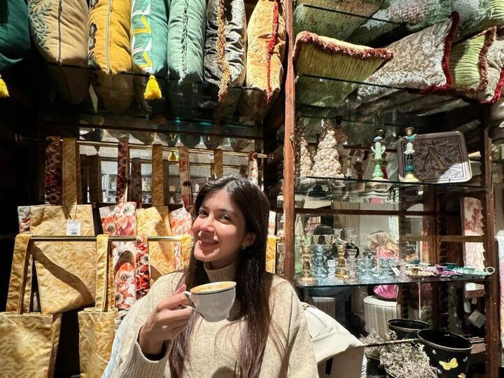 Shanaya Kapoor loves her coffee. The star kid recently took to Gram to dedicate a series of pictures to a cappuccino.