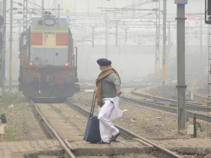Delhi 26 trains running late due to fog and cold wave Indian Railways Delhi Train Late Today: रेल की रफ्तार पर फॉग का ब्रेक,  दिल्ली की 26 ट्रेनें आज भी 7 घंटे तक लेट, देखें पूरी सूची 
