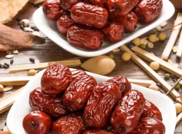 ਮਾਹਿਰਾਂ ਅਨੁਸਾਰ ਰੋਜ਼ਾਨਾ 3-4 ਖਜੂਰਾਂ ਖਾਣੀਆਂ ਚਾਹੀਦੀਆਂ ਹਨ, ਇਸ ਤੋਂ ਵੱਧ ਖਾਣ ਨਾਲ ਪੇਟ ਖਰਾਬ ਹੋ ਸਕਦਾ ਹੈ। ਖਜੂਰ ਵਿਚ ਨੈਚੂਰਲ ਸ਼ੂਗਰ ਹੁੰਦੀ ਹੈ ਜੋ ਸਰੀਰ ਵਿਚ ਹੌਲੀ-ਹੌਲੀ ਲੀਨ ਹੋ ਜਾਂਦੀ ਹੈ ਅਤੇ ਲੰਬੇ ਸਮੇਂ ਤੱਕ ਊਰਜਾ ਪ੍ਰਦਾਨ ਕਰਦੀ ਹੈ ਅਤੇ ਸਰੀਰ ਵਿਚ ਲਾਲ ਖੂਨ ਦੇ ਸੈੱਲਾਂ ਦਾ ਪੱਧਰ ਆਮ ਹੋ ਜਾਂਦਾ ਹੈ।