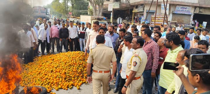 वरूड या तालुक्यातील  संत्रा उत्पादक शेतकऱ्यांना योग्य बाजारभाव मिळत नसल्याने संतप्त बळीराजानं रस्त्यावर संत्रे फेकून चक्काजाम आंदोलन केले. यावेळी शेतकऱ्यांनी रस्त्यावर टायर जाळून चक्काजाम केला.