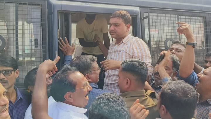 आज वरुड तालुक्यात अस्तित्वात असलेल्या करोडो रूपयाच्या संत्रा मालाचे आर्थिक नुकसान शेतकऱ्यांना भोगावे लागत आहे.