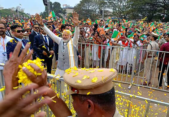 Photo: केरल में फूलों की बारिश कर हुआ पीएम मोदी का स्वागत, रैली में क्या कुछ बोले?