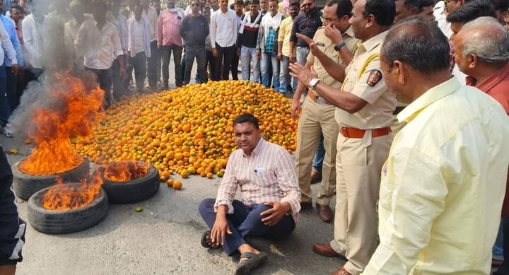 यावेळी सगळ्या आंदोलकांना पोलिसांनी ताब्यात घेतले.