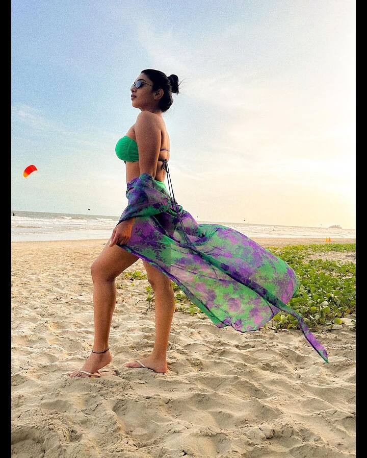 தற்போது இவர் பீச் உடையில் சில அசத்தல் புகைப்படங்களை பதிவிட்டுள்ளார்.