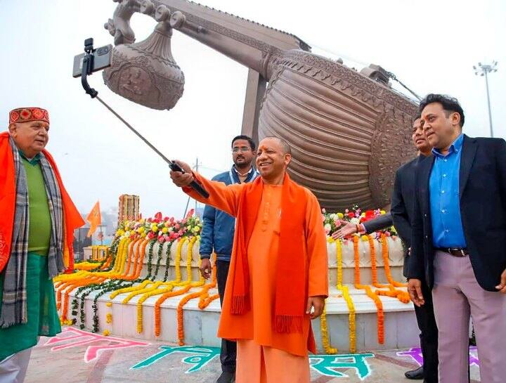 Ram Mandir Opening: पीएम मोदी और सीएम योगी की सेल्फी के बाद मशहूर हुआ अयोध्या का ये चौराहा, फोटो क्लिक कराने वालों का लगा तांता