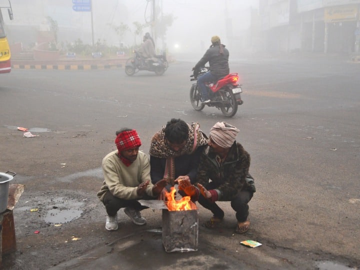 उत्तर भारत में कई जगह पारा नीचे जाने से सिहरन इतनी बढ़ गई है कि लोगों को अलाव जलाना पड़ रहा है.