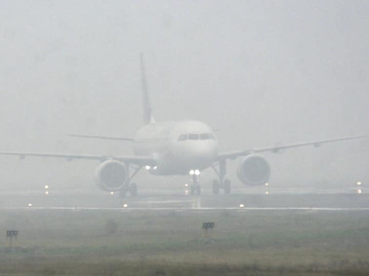 घने कोहरे के कारण विजिबिलिटी काफी कम है, जिसकी वजह से फ्लाइट्स में भी घंटों की देरी हो रही है.