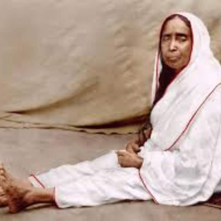 আজ থেকে এতগুলো বছর আগে, যখন সমাজ আরও ভেদভাবে ক্লিষ্ট তখনও মা সারদা ছিলেন বিশ্বজননী, জগজ্জননী। সকলকে আপন করে নিতে তাঁর সময় লাগত না। কারণ তিনি নিজেই বলেছিলেন, ভয় কী, বাবা, আমি রয়েছি , আমি মা থাকতে ভয় কী।