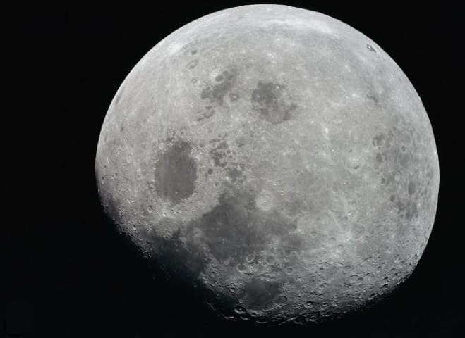 नासा ने इतिहास की किताब से एक पन्ना निकाला और नेटिजन्स को दशकों पहले ली गई चंद्रमा की एक तस्वीर दिखाई. स्पेस एजेंसी ने 22 दिसंबर 1968 को अपोलो 8 स्पास्क्राफ्ट से ली गई लगभग पूरे चंद्रमा की एक इमेज पोस्ट की.