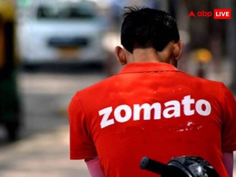 Zomato delivery agent rides a horse to drop off food in Hyderabad Marathi News Truck Driver Strike : पेट्रोल पंपांवर गर्दी, झोमॅटो डिलिव्हरी बॉयची अनोखी शक्कल; ऑर्डर पोहोचवण्यासाठी घोड्यावर झाला स्वार