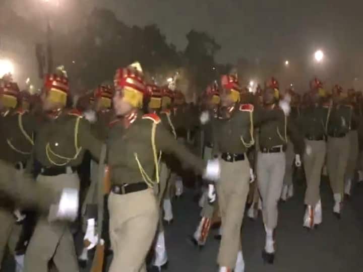 Delhi Rehearsals for the 26th January Republic Day parade underway at Kartavya Path Watch Video: கடுங்குளிரிலும் அணிவகுப்பு ஒத்திகையில் ஈடுபட்ட பாதுகாப்பு வீராங்கனைகள் - டெல்லியில் அசத்தல்!