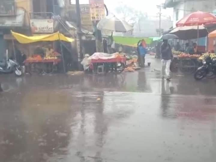 Rain in Varanasi Today: यूपी में कड़ाके की सर्दी और शीतलहर के बीच आज सुबह से ही वाराणसी और आसपास के इलाक़ों में बारिश हो रही है. आसमान में घने बादल छाए हुए हैं.