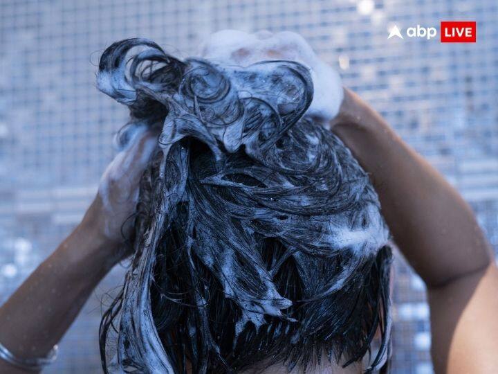 बाल धोना: दैनिक जीवन से जुड़े ऐसे कई काम हैं, जिसे गुरुवार के दिन नहीं करना चाहिए. इन्हीं में एक है बाल धोना. महिलाओं को गुरुवार के दिन बाल नहीं धोना चाहिए. स्नान करने के लिए भी साबुन-शैम्पू के बजाय केवल सादे पानी का इस्तेमाल करें.