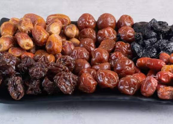 ਖਜੂਰ ਦਿਲ ਦੀ ਸਿਹਤ ਲਈ ਬਹੁਤ ਫਾਇਦੇਮੰਦ ਹੈ। ਇਹ ਬਲੱਡ ਪ੍ਰੈਸ਼ਰ ਨੂੰ ਕੰਟਰੋਲ ਕਰਨ 'ਚ ਮਦਦ ਕਰਦਾ ਹੈ।