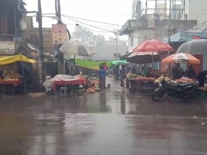 मौसम विभाग के मुताबिक तीन जनवरी से आने वाले 5 जनवरी तक वाराणसी, गाजीपुर, चंदौली, जौनपुर, प्रयागराज में रुक-रुक कर बारिश होने का अनुमान लगाया गया है.