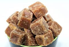 तरुण शेतकऱ्याचा 'सेंद्रिय गुळाचा' यशस्वी प्रयोग, वर्षाला कमावतोय 8 ते 9 लाख रुपये