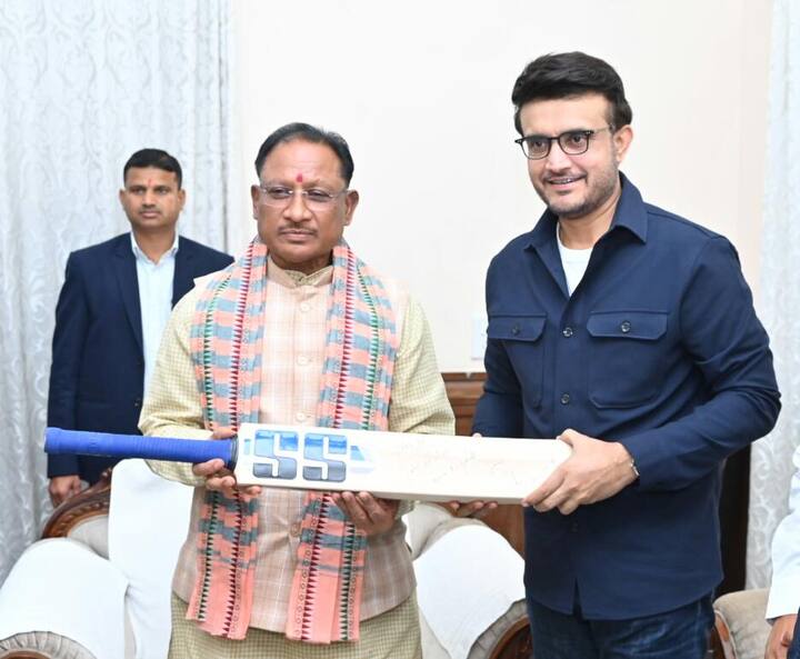 इस मुलाकात के दौरान सौरव गांगुली और सीएम विष्णु देव साय के अलावा वित्त मंत्री ओपी चौधरी भी मौजूद थे. दोनों के बीच कई विषयों पर लंबी बातचीत हुई है. इस दौरान सौरव गांगुली ने मुख्यमंत्री से प्रधानमंत्री नरेंद्र मोदी की एक तस्वीर के बारे में पूछा. उन्होंने पूछा कि क्या बाघ का फोटोग्राफ पीएम ने यहीं लिया था? इसके साथ साथ उन्होंने ये भी पूछा कि क्या कान्हा भी छत्तीसगढ़ में है.