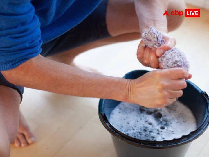 पोछा लगाना: गुरुवार के दिन घर पर पोछा लगाना भी वर्जित माना जाता है. साथ ही इस दिन घर के जाले भी साफ नहीं करन चाहिए. ऐसा करना धार्मिक दृष्टि से अशुभ होता है. इसके साथ ही गुरुवार को साबुन-सर्फ से कपड़े भी नहीं धोने चाहिए. गुरुवार को किए इन कामों से मां लक्ष्मी नाराज होती हैं और इसका प्रभाव आपकी आर्थिक स्थिति पर पड़ता है.