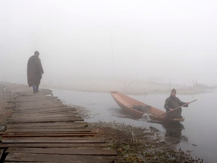 कश्मीर में तो हालात यहां तक पहुंच गए हैं कि डल झील पर बर्फ की परत जम गई है.