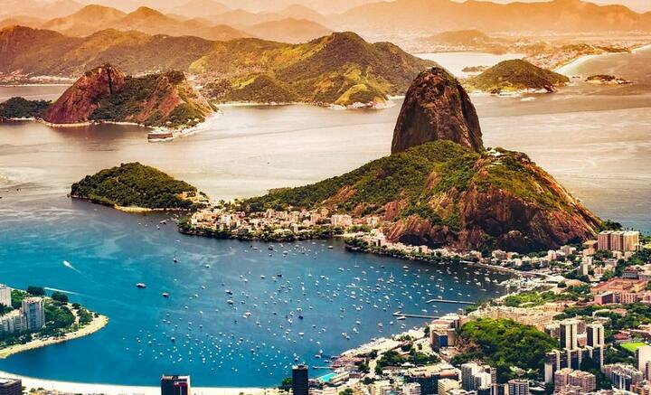 রিও দি জেনিরো হারবার: ব্রাজিলেন দক্ষিণ-পশ্চিমে অবস্থিত। গুয়ানাবরা বে নামেও পরিচিত দ্য হারবার অফ রিও দি জেনিরো। পাহাড়ে ঘেরা চারিদিক, মধ্যিখানে জল। দেখলেই চোখ জুড়িয়ে যায়। ছবি: পিক্সাবে।