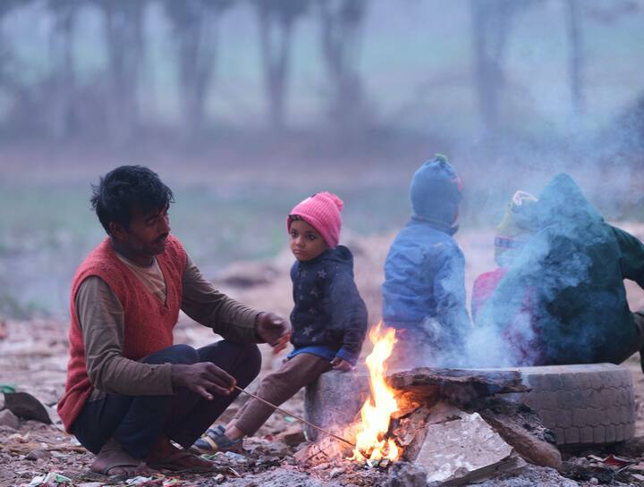 राजधानी दिल्ली सहित उत्तर भारत के कई राज्यों में ठंड का कहर कम होने का नाम नहीं ले रहा. मौसम विभाग ने भी बुधवार (3 जनवरी) को साफ कर दिया है कि अगले कुछ दिनों के लिए इससे राहत मिलने वाली नहीं है. मौसम विभाग के अनुसार, अगले दो दिनों तक पंजाब, हरियाणा, उत्तर प्रदेश और उत्तरी राजस्थान के कुछ हिस्सों में ठंड का कहर जारी रहने की संभावना है.