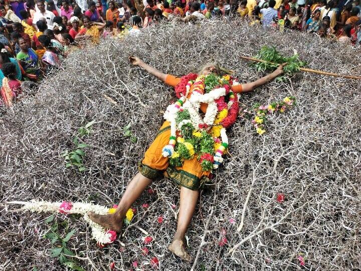 Sivagangai old female preacher who set up a bed and prayed to the devotees to bless them - TNN 7 அடி உயர முள் படுக்கையில் படுத்து பெண் சாமியார் அருள்வாக்கு...குவிந்த ஆயிரக்கணக்கான மக்கள்