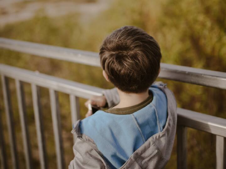 Depression Symptoms: मुले कोणत्याही प्रकारच्या डिप्रेशनमध्ये जाणार नाहीत याची काळजी पालकांनी घेणे अत्यंत आवश्यक आहे. हे ओळखण्यासाठी काही लक्षणे आहेत.