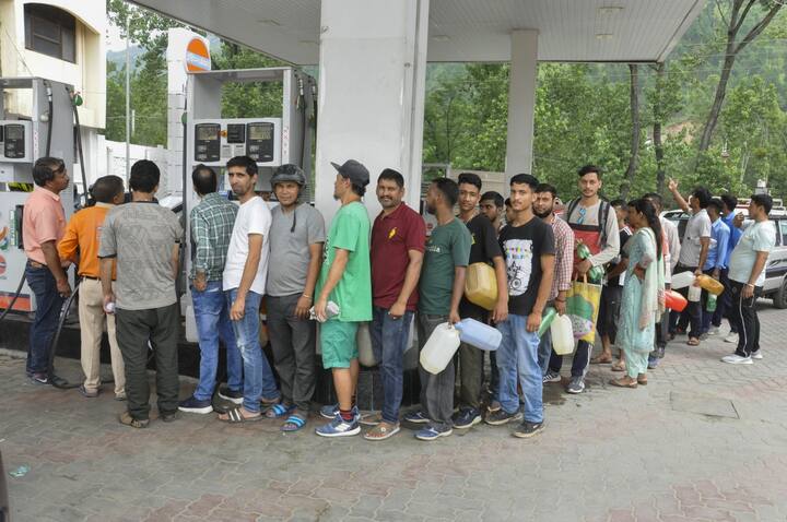 एलपीजी सिलेंडरचा पुरवठा बहुतांश भागात झालेला नाही त्यामुळे घरगुती ग्राहक आणि हॉटेल व्यावसायिक यांना या संपाचा मोठा फटका बसलाय. (Photo Credit : PTI)