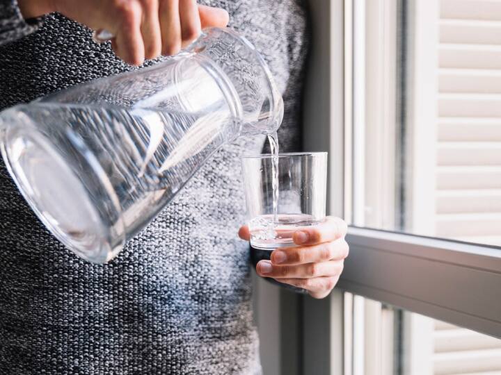 Do you also drink water from the same glass again and again without washing it क्या आप भी बिना धोए एक ही ग्लास में बार-बार पीते हैं पानी तो हो जाएं सावधान?