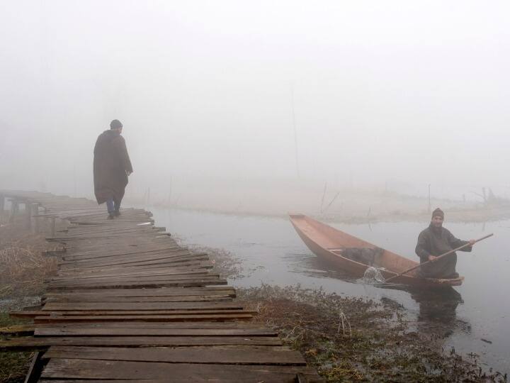 कश्मीर में बुधवार (3 जनवरी) को तापमान माइनस 7 डिग्री सेल्सियस दर्ज किया गया. इस दौरान घाटी में बर्फीली हवाएं भी चलीं.