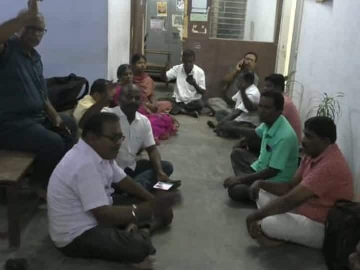 Karur Sudden protest by the Education Department Administrative Officers Association to condemn the education officer - TNN கரூரில் கல்வி அலுவலரை கண்டித்து கல்வித்துறை நிர்வாக அலுவலர்கள் சங்கத்தினர் திடீர் போராட்டம்