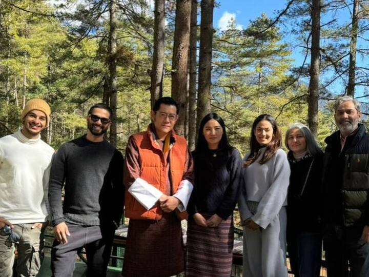 Shahid Kapoor, Mira Rajput, Ishaan Khatter Pose With King & Queen Of Bhutan During New Year Family Trip Shahid Kapoor, Mira Rajput, Ishaan Khatter Pose With King & Queen Of Bhutan During New Year Family Trip