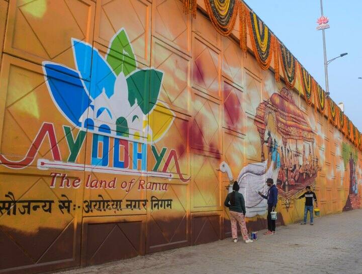 Ayodhya Ram Mandir Inauguration Lata Mangeshkar Chowk in Ayodhya became famous after PM Modi and CM Yogi took selfie Ram Mandir Opening: पीएम मोदी और सीएम योगी की सेल्फी के बाद मशहूर हुआ अयोध्या का ये चौराहा, फोटो क्लिक कराने वालों का लगा तांता