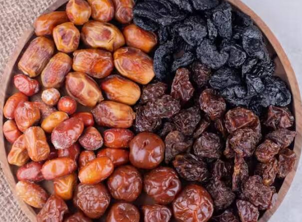 ਖਜੂਰ 'ਚ ਕਈ ਤਰ੍ਹਾਂ ਦੇ ਵਿਟਾਮਿਨ ਅਤੇ ਖਣਿਜ ਪਾਏ ਜਾਂਦੇ ਹਨ ਜੋ ਅਨੀਮੀਆ ਵਰਗੀਆਂ ਸਮੱਸਿਆਵਾਂ ਨਾਲ ਲੜਨ 'ਚ ਮਦਦ ਕਰਦੇ ਹਨ। ਖਜੂਰ 'ਚ ਆਇਰਨ ਅਤੇ ਕਾਪਰ ਵਰਗੇ ਤੱਤ ਭਰਪੂਰ ਮਾਤਰਾ 'ਚ ਪਾਏ ਜਾਂਦੇ ਹਨ।100 ਗ੍ਰਾਮ ਖਜੂਰ 'ਚ ਲਗਭਗ 5 ਗ੍ਰਾਮ ਆਇਰਨ ਹੁੰਦਾ ਹੈ, ਜੋ ਸਾਡੇ ਸਰੀਰ ਦੀ ਜ਼ਰੂਰਤ ਤੋਂ ਕਿਤੇ ਜ਼ਿਆਦਾ ਹੁੰਦਾ ਹੈ।